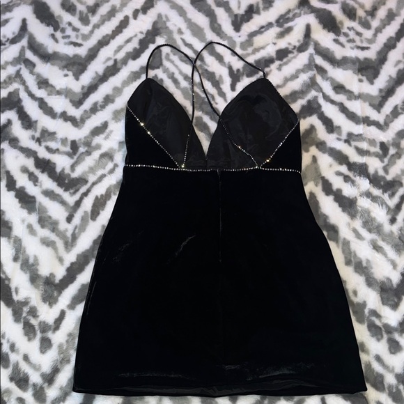 Elegant Crystal Embellished Velvet Black Mini Dress - Picture 4 of 6